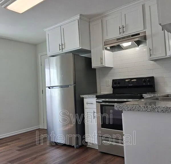 302 W Queen St #24 — Photo 6