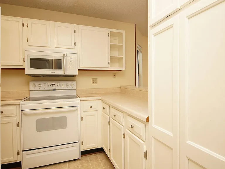 561 Bayshore Dr — Photo 10
