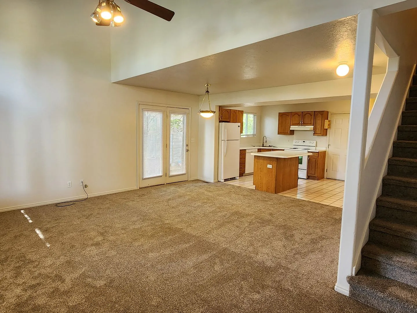 Spacious 3 Bedroom 2.5 Bathroom Townhouse in Bountiful — Photo 3