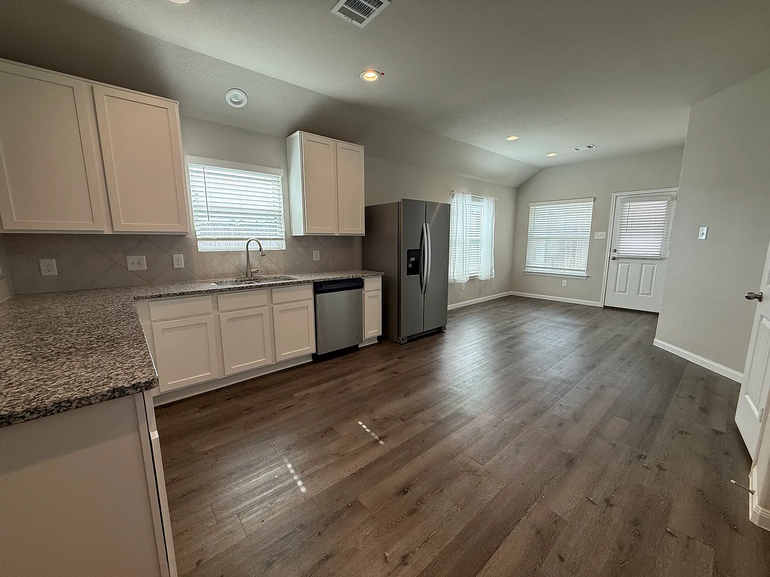4 bed, 2300 sqft, $2,000 — Photo 3