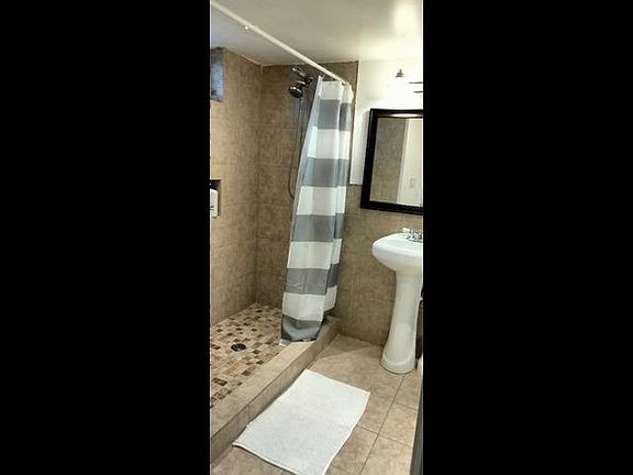 5th image of 537 E Hosmer St