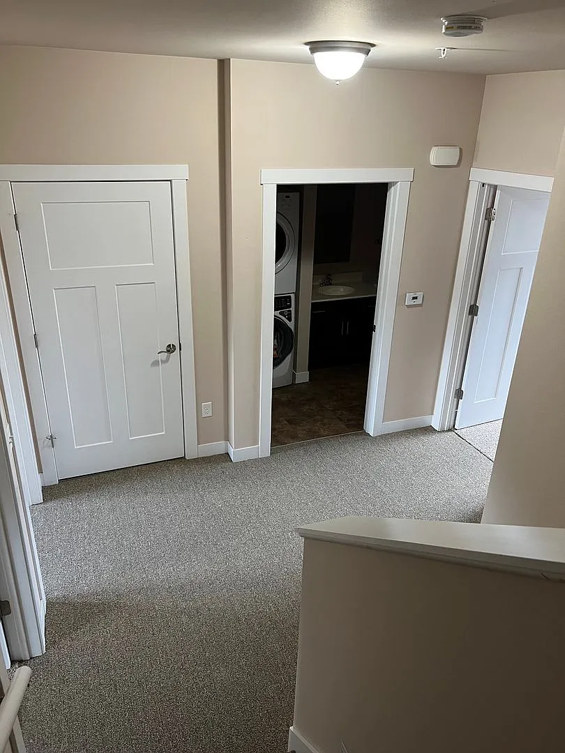 Modern 5 Bed - 2 Bath Townhouse next to UW Whitewater Campus — Photo 4