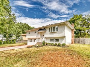 7 Pierre Dr, Commack, NY 11725
