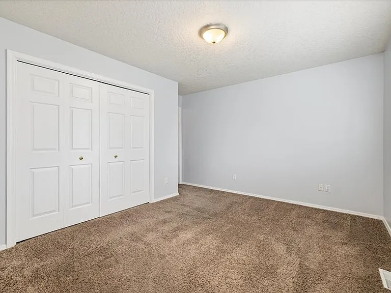 711 E Maryland Ave — Photo 11