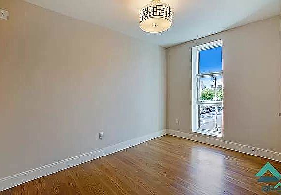 4th image of 261 Evergreen Ave APT 2B
