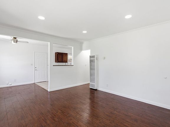 2nd image of 534-536 E Hyde Park Pl #534