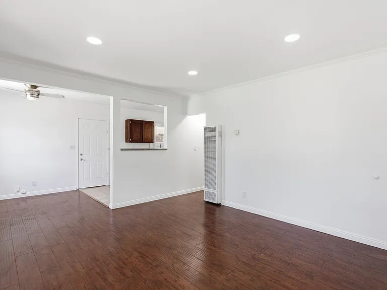 534-536 E Hyde Park Pl — Photo 2