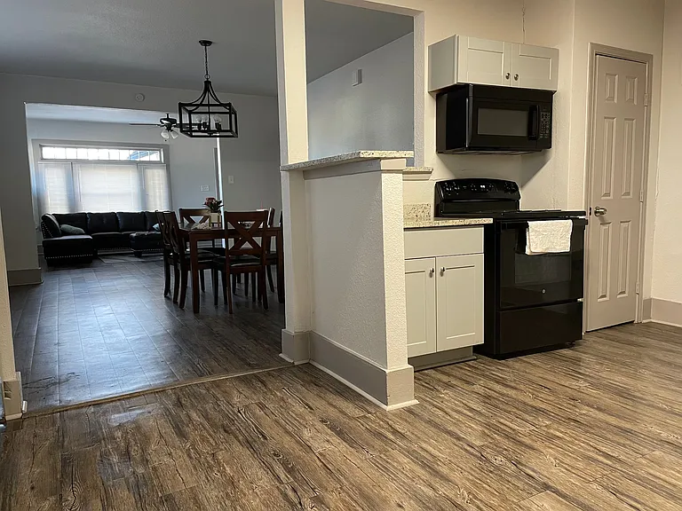 2722 Travis Ave — Photo 5