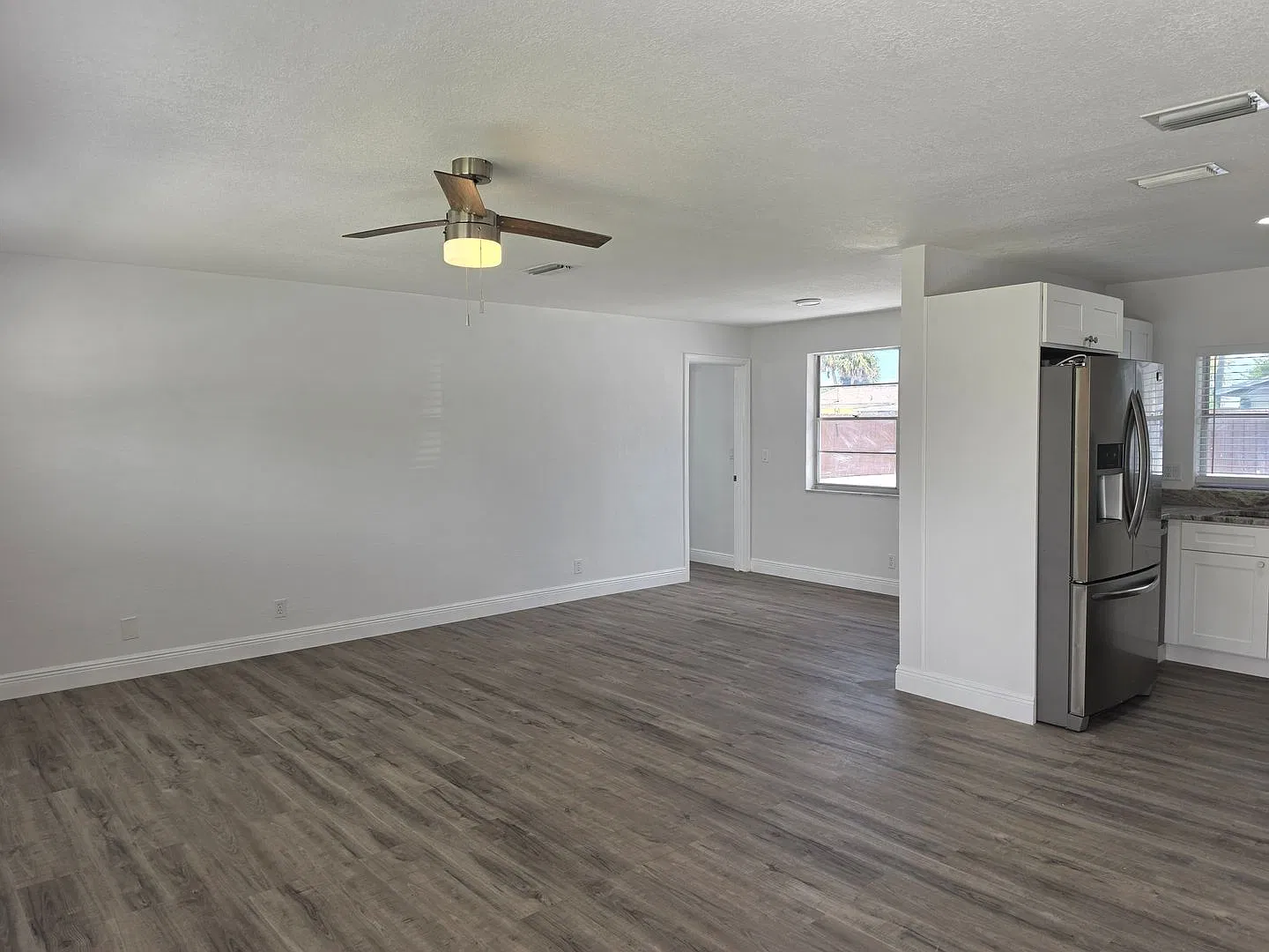For Rent!! Charming And Recently Remodeled 3 Bedroom 2 Bath Single Family Pool Home For Rent... — Photo 4