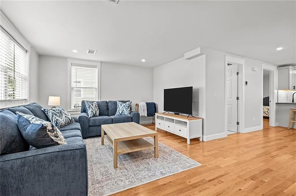 4 bed, 2.0 bath, 1610 sqft, $3,800 — Photo 2