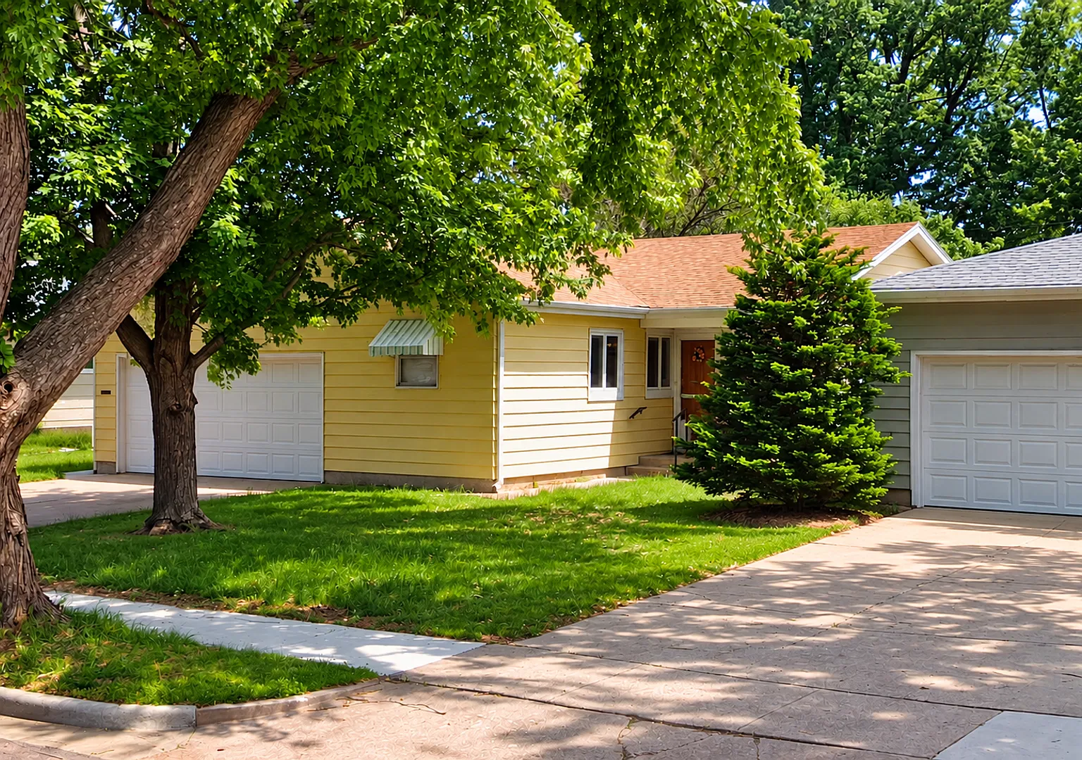 Quaint Three Bedroom House, Great Location With Even More Amenities — Photo 3
