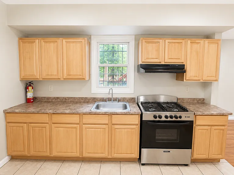 10-12 Nursery St #1R — Photo 2