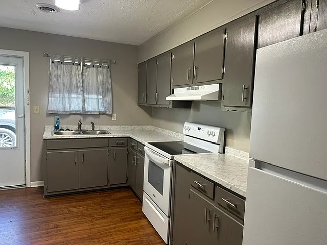 2 bed, 900 sqft, $1,300 — Photo 3