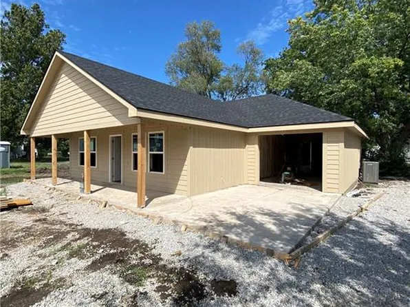 606 Pearl St, East Lynne, MO 64743