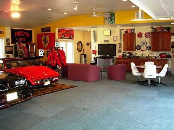 gargage with media and lounge area