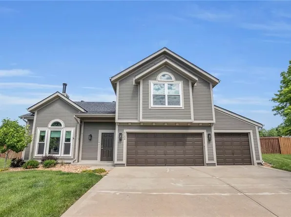 5154 Lakecrest Dr, Shawnee, KS 66218
