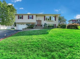 2 Hague Ct, Nanuet, NY 10954