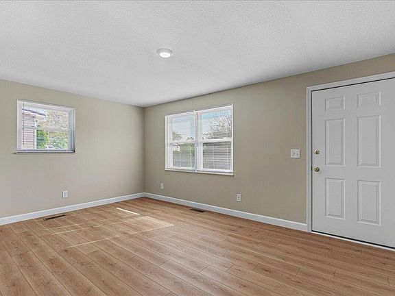 4th image of 400 N Iowa Ave