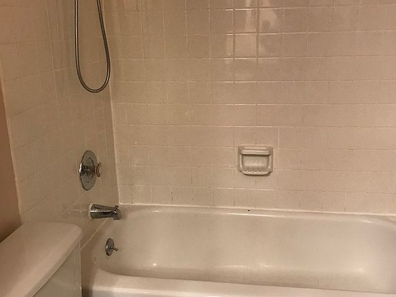 5th image of 109 White Oak Ct APT 2