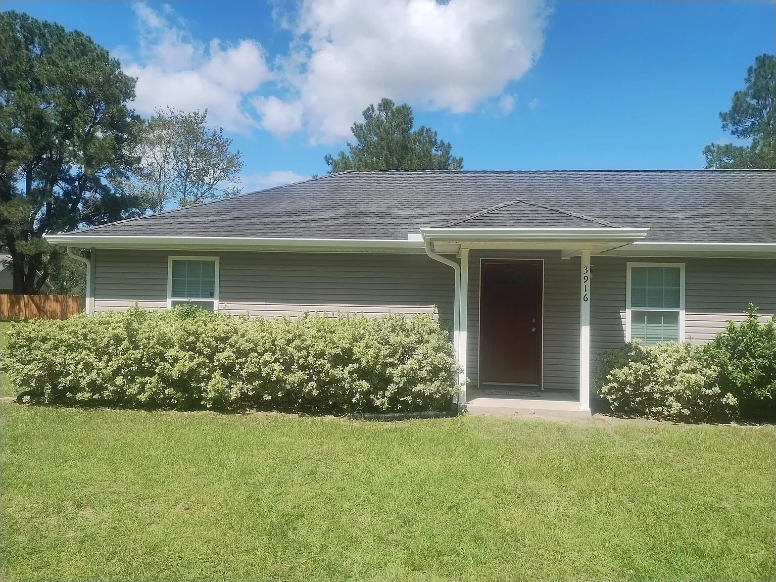 2 bed, 1.5 bath, 988 sqft, $950 — Photo 1
