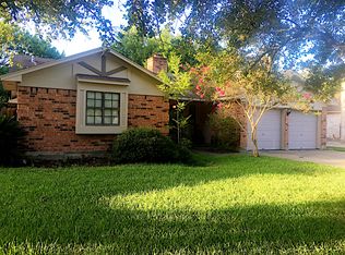 318 Raintree Ln, Lake Jackson, TX 77566