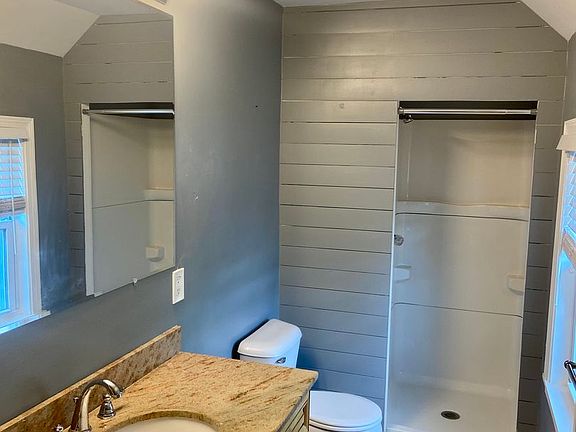 4th image of 566 Smith St #2