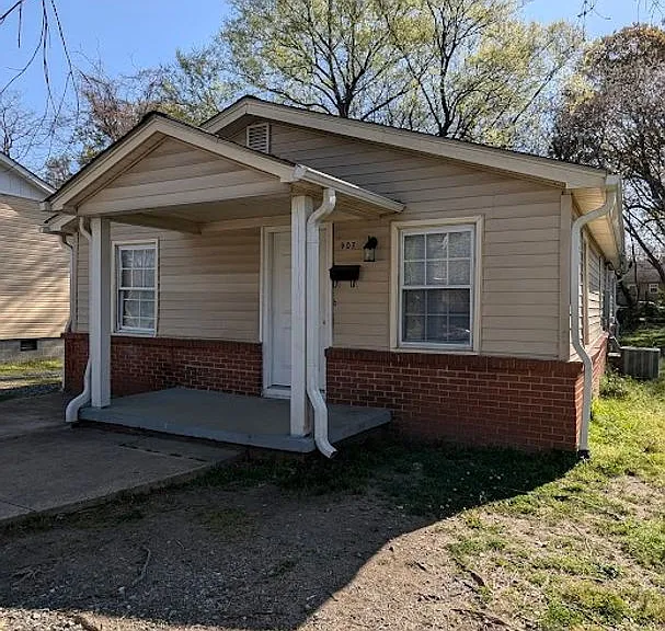907 Bennett St — Photo 1