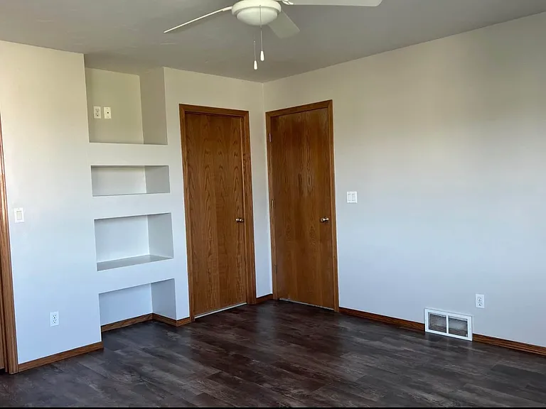 510 E Glenbrook Dr — Photo 2