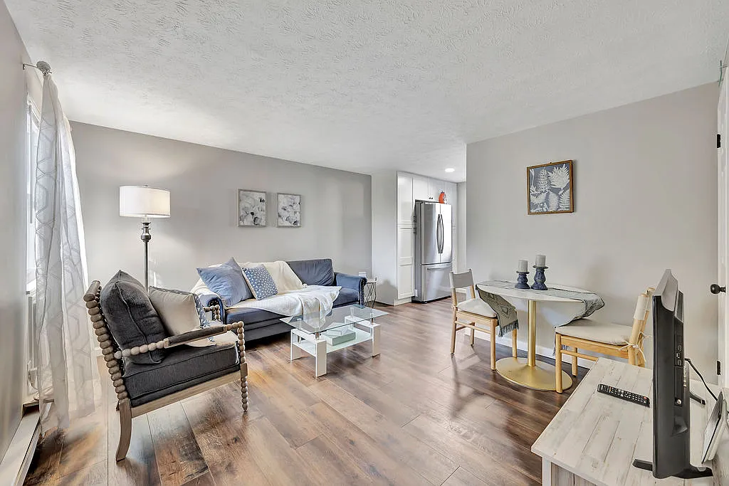 2 bed, 700 sqft, $2,000 — Photo 2