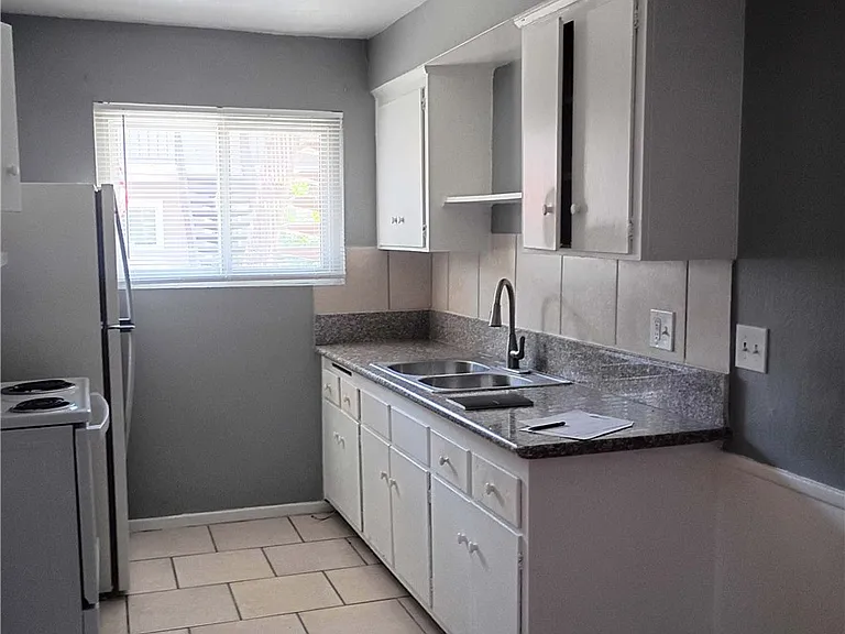 2100 Sunrise Ave #4 — Photo 6