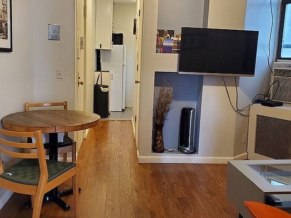 3rd image of 408 W 39th St #2RE