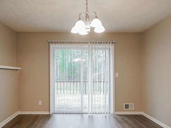 5th image of 2060 Hillcrest Dr