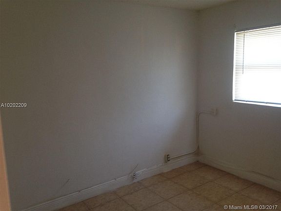 5th image of 421 NW 12th St APT 1