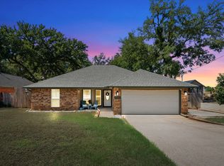 402 Oakwood Dr, Euless, TX 76040