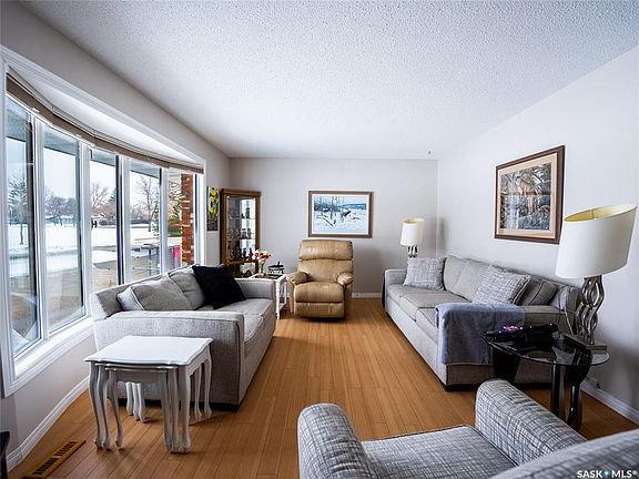 2nd image of 15 Dickinson CRESCENT