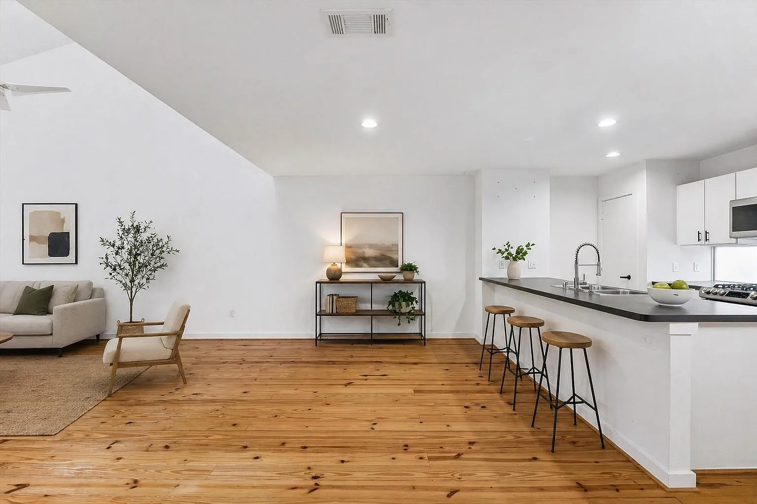 2 bed, 2.0 bath, 1887 sqft, $2,500 — Photo 1