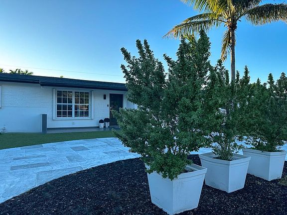 4th image of 4921 SW 29th Avenue