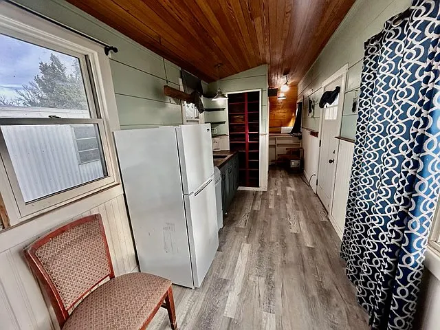 607 E 3rd Ave — Photo 2