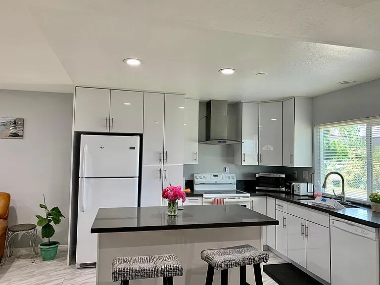 2625 Baltic Ave — Photo 11