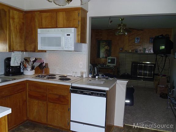 2nd image of 27568 Fairfield Dr