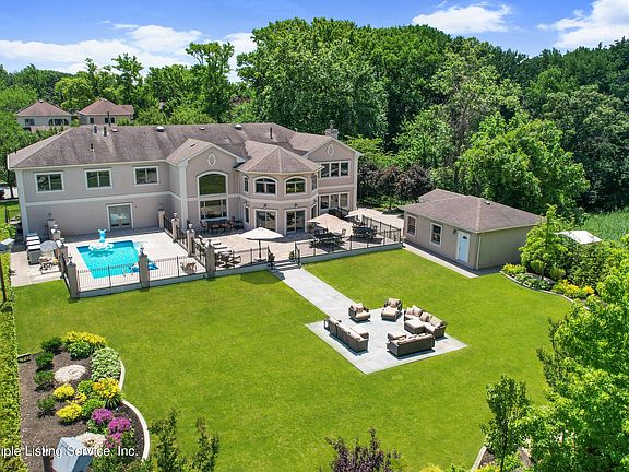 3rd image of 61 Direnzo Ct