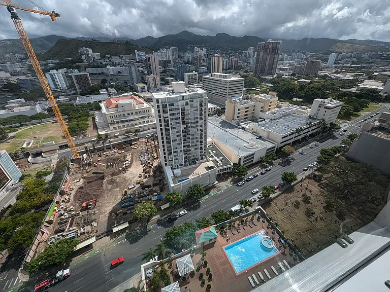 Straub is building a parking garage topping out at 20 floors. Punchbowl view remains intact.