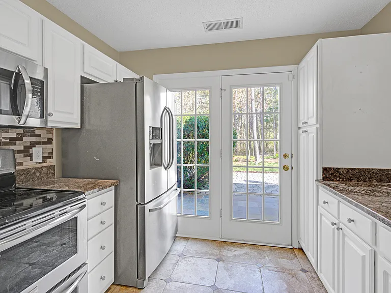 8772 Robinson Forest Dr — Photo 6