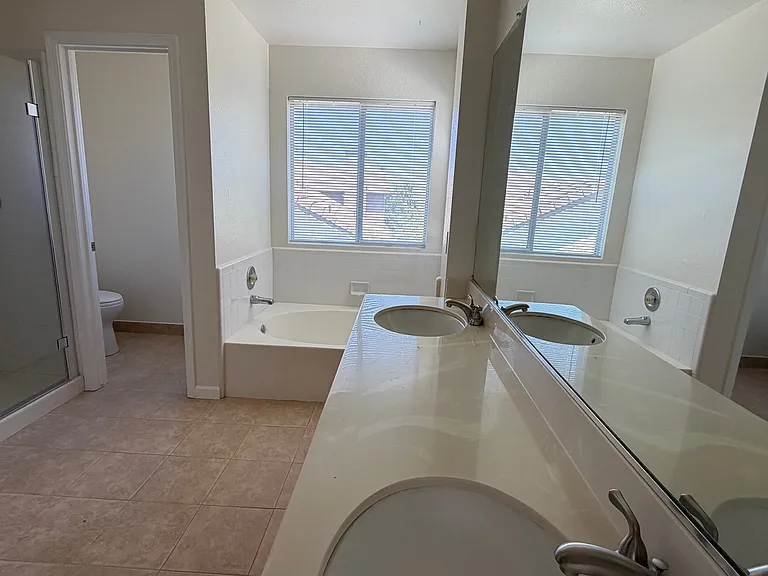 2336 Woodhill Dr — Photo 10