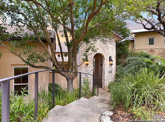 2nd image of 19 Stratton Ln