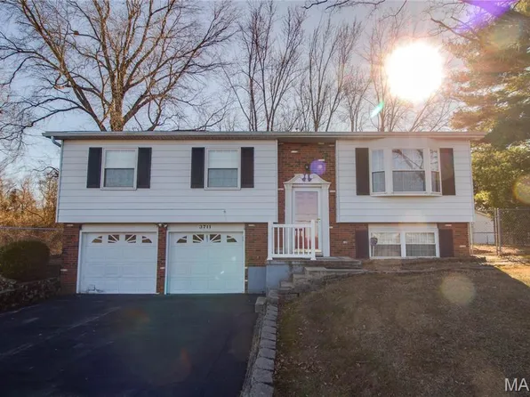 3711 Stanka Ln, Godfrey, IL 62035