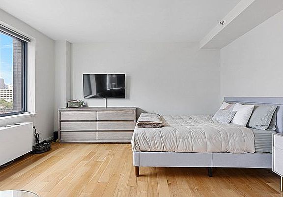 5th image of 4609 11th St APT 6L