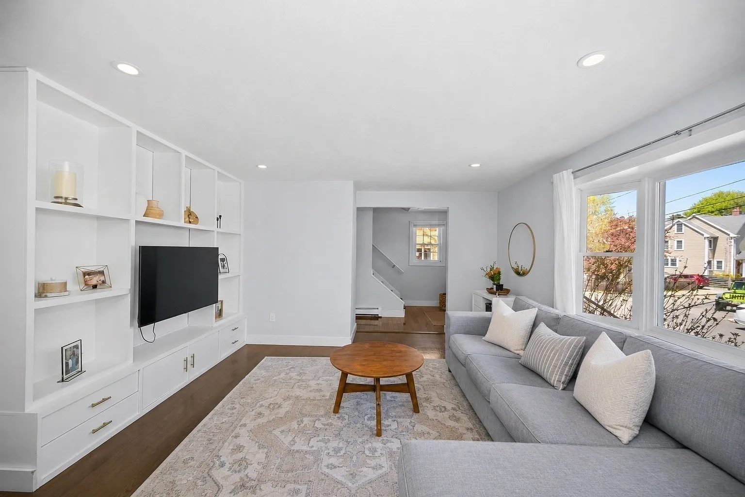 4 bed, 2.5 bath, 2347 sqft, $5,000 — Photo 3