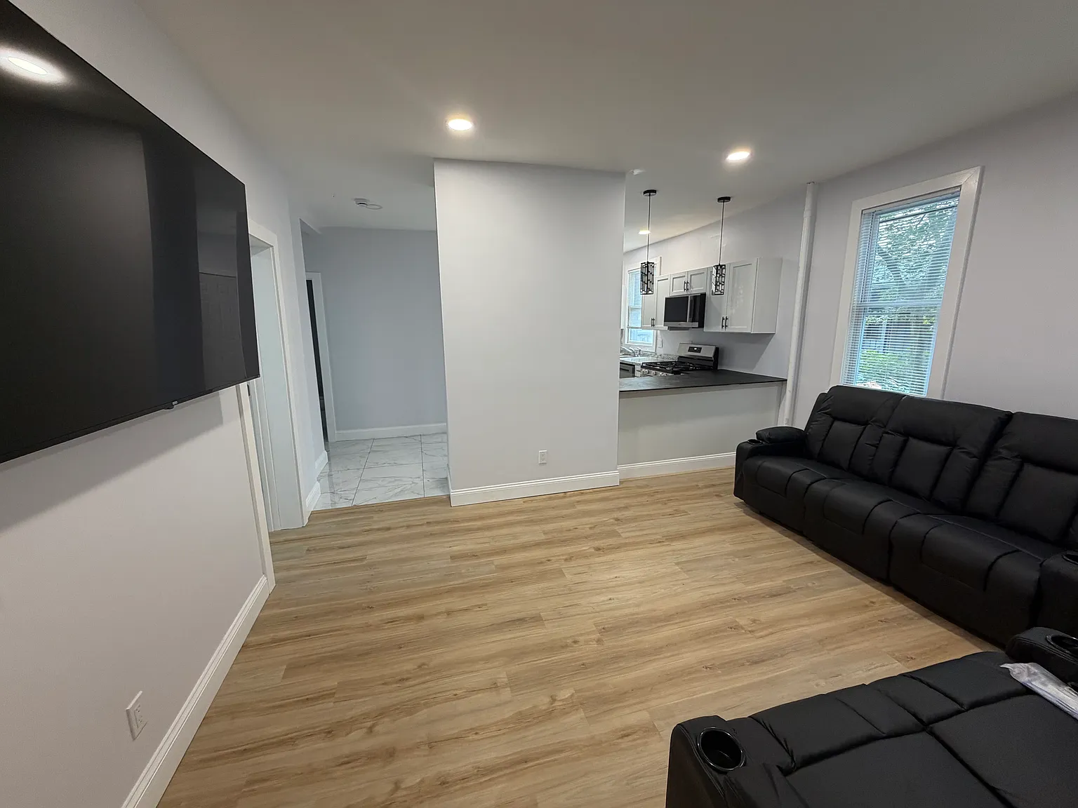 3 bed, 1300 sqft, $2,475 — Photo 4