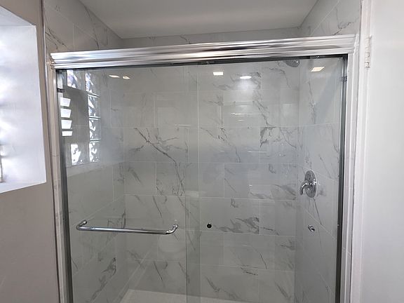 3rd image of 6901 N Ridge Blvd #1F